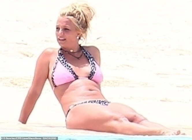 Britney Spears diện áo tắm khoe eo 'bánh mì', 'trồng cây chuối' trên biển - ảnh 7