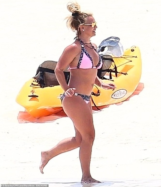 Britney Spears diện áo tắm khoe eo 'bánh mì', 'trồng cây chuối' trên biển - ảnh 9