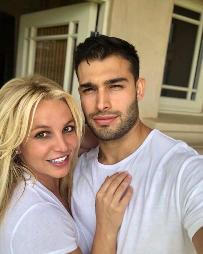 Britney Spears diện áo tắm khoe eo 'bánh mì', 'trồng cây chuối' trên biển - ảnh 14