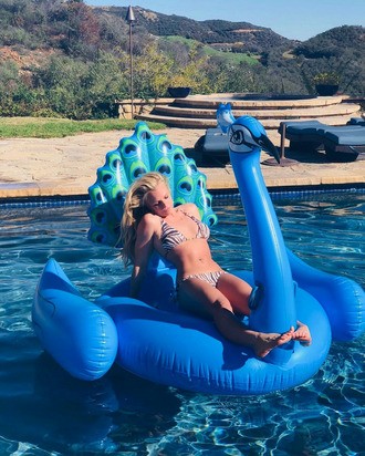 Britney Spears diện áo tắm khoe eo 'bánh mì', 'trồng cây chuối' trên biển - ảnh 13