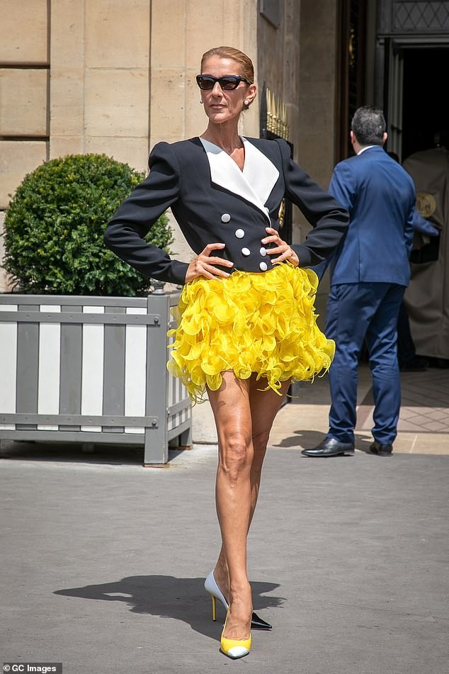 Celine Dion 51 tuổi bỗng ăn mặc hồi xuân như đôi mươi - ảnh 11