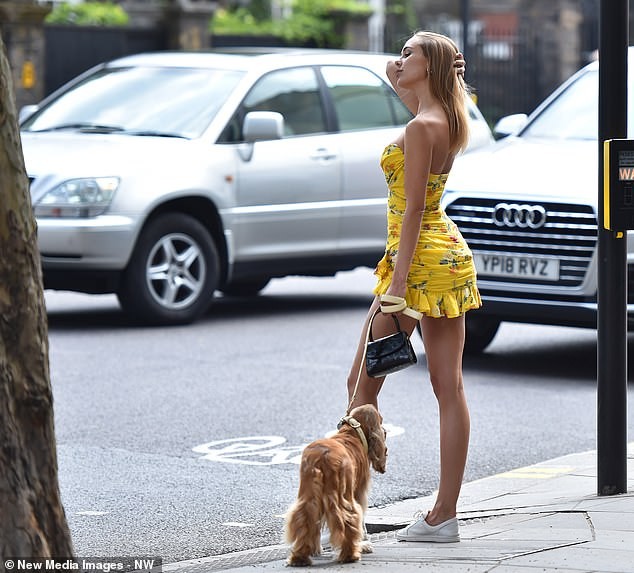 Kimberley Garner váy ngắn khoe chân thon ngực đầy trên phố - ảnh 3
