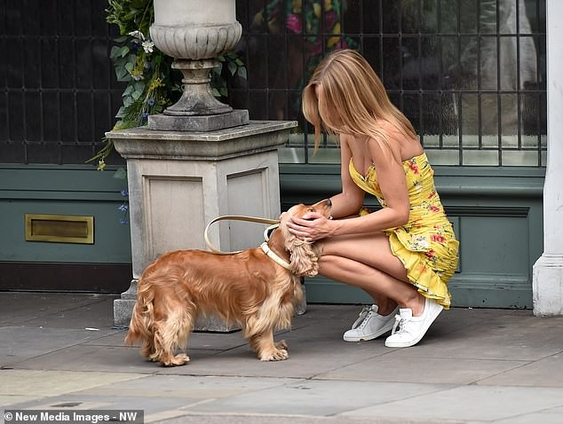 Kimberley Garner váy ngắn khoe chân thon ngực đầy trên phố - ảnh 4