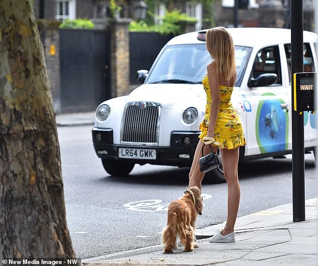 Kimberley Garner váy ngắn khoe chân thon ngực đầy trên phố - ảnh 7
