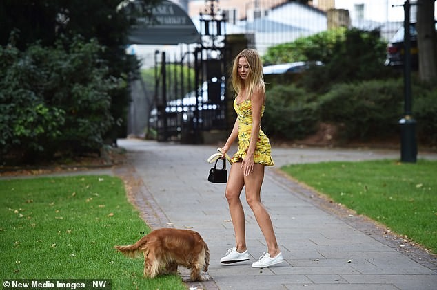 Kimberley Garner váy ngắn khoe chân thon ngực đầy trên phố - ảnh 8
