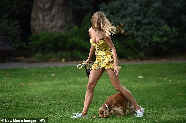 Kimberley Garner váy ngắn khoe chân thon ngực đầy trên phố - ảnh 9