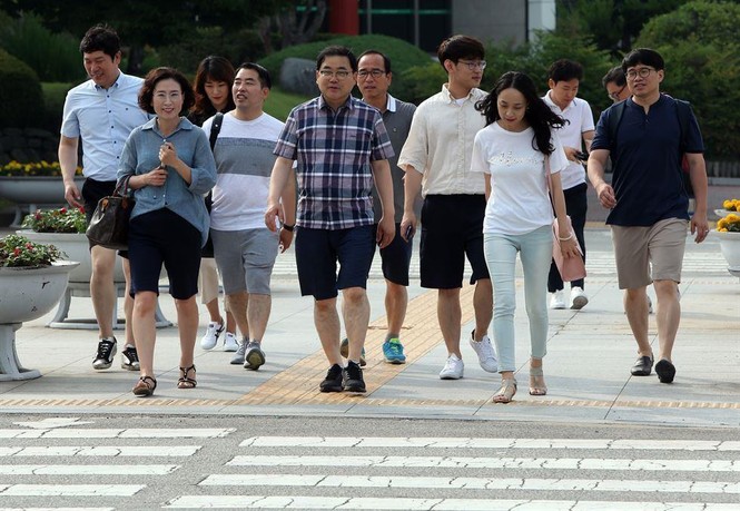 Thời tiết quá nóng, nam giới Hàn Quốc mặc quần short, mang dép đi làm - ảnh 1