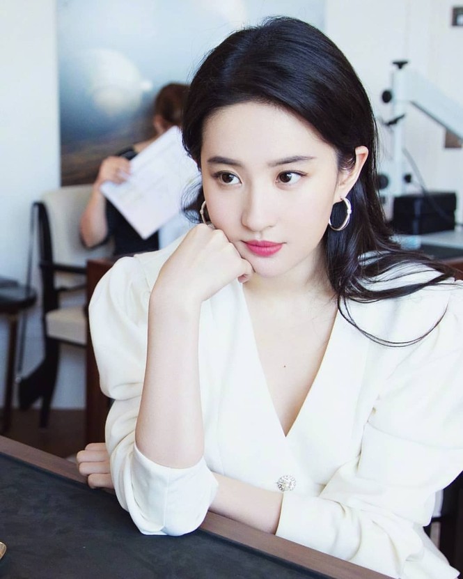 Lưu Diệc Phi 'đốn tim' fan bởi nhan sắc trong veo nền nã - ảnh 7