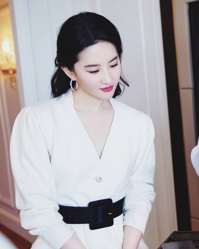 Lưu Diệc Phi 'đốn tim' fan bởi nhan sắc trong veo nền nã - ảnh 5