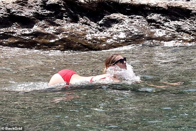 'Búp bê Nga' Maria Sharapova diện bikini thả dáng ở Ý - ảnh 3