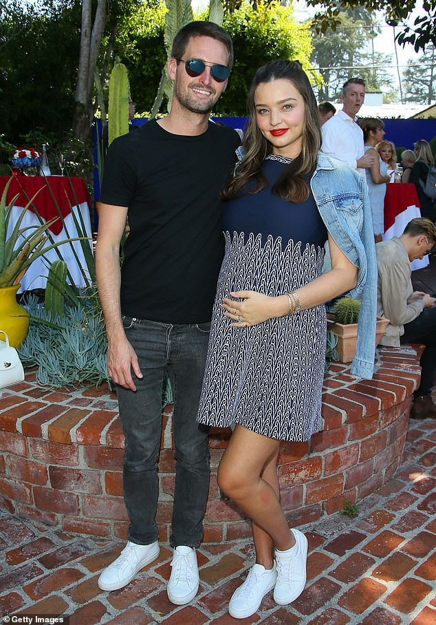 Gần ngày sinh con thứ 3, bà bầu Miranda Kerr vẫn đẹp rạng ngời - ảnh 2