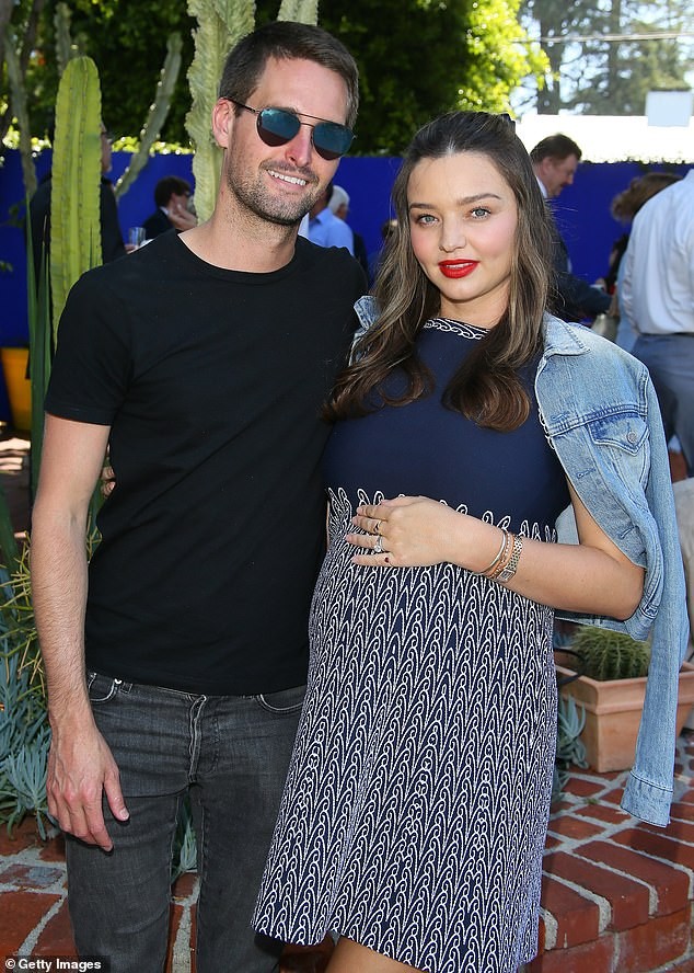 Gần ngày sinh con thứ 3, bà bầu Miranda Kerr vẫn đẹp rạng ngời - ảnh 1