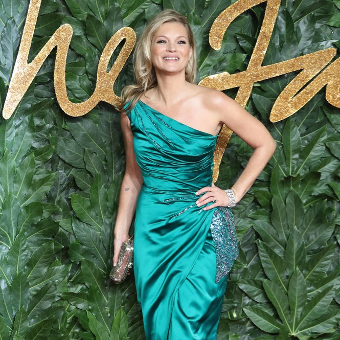 Em gái siêu mẫu Kate Moss chuộng mốt váy 'rèm cửa' táo bạo - ảnh 7