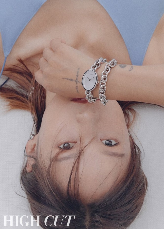 'Nữ hoàng gợi cảm' Kpop Lee Hyori mặc táo bạo ở tuổi 40 - ảnh 3