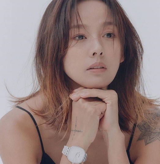 'Nữ hoàng gợi cảm' Kpop Lee Hyori mặc táo bạo ở tuổi 40 - ảnh 5