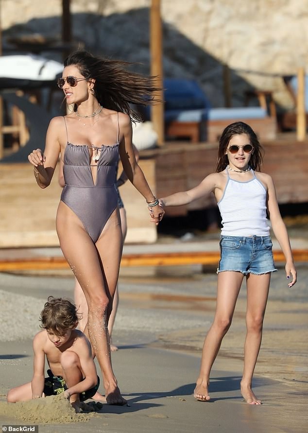 Ngắm Alessandra Ambrosio tươi trẻ ở đảo thiên đường Hy Lạp - ảnh 23