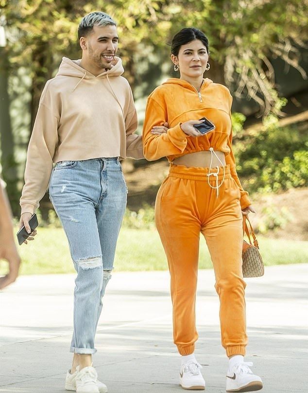 Dân mạng bất ngờ với anh thợ trang điểm nóng bỏng của Kylie Jenner - ảnh 6