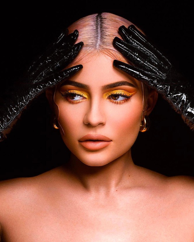 Dân mạng bất ngờ với anh thợ trang điểm nóng bỏng của Kylie Jenner - ảnh 2