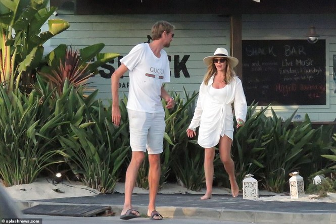 Siêu mẫu Anh Abbey Clancy đẹp như mộng chỉ sau 6 tuần sinh con - ảnh 5
