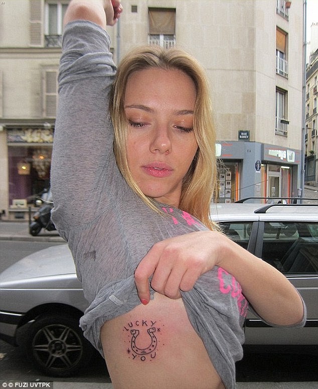 Mỹ nữ gợi tình Scarlett Johansson lộ hình xăm lớn gần sát ngực - ảnh 8