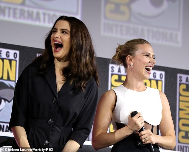 Mỹ nữ gợi tình Scarlett Johansson lộ hình xăm lớn gần sát ngực - ảnh 6