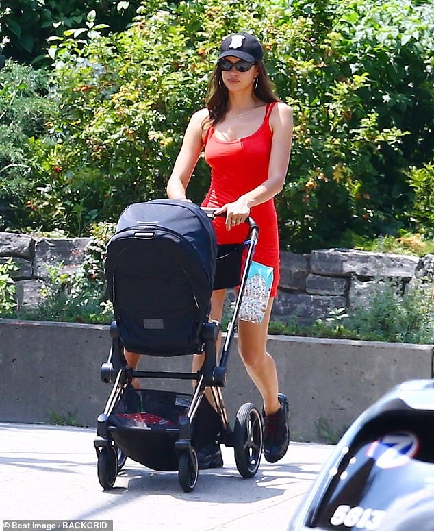 Irina Shayk váy ngắn dáng thon nổi bật trên phố - ảnh 1