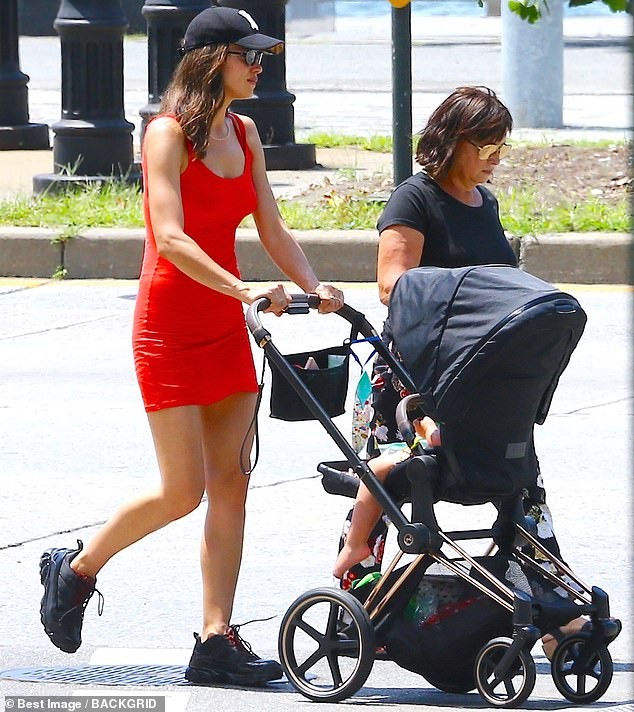 Irina Shayk váy ngắn dáng thon nổi bật trên phố - ảnh 2