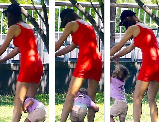 Irina Shayk váy ngắn dáng thon nổi bật trên phố - ảnh 3