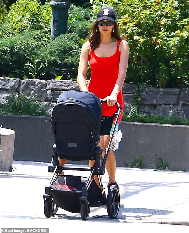 Irina Shayk váy ngắn dáng thon nổi bật trên phố - ảnh 4