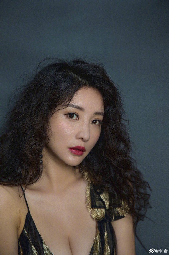 Gần 40 tuổi, 'siêu vòng 1' Liễu Nham vẫn gợi cảm hàng đầu showbiz Hoa ngữ - ảnh 4