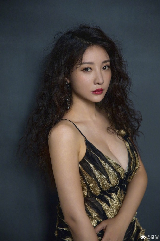 Gần 40 tuổi, 'siêu vòng 1' Liễu Nham vẫn gợi cảm hàng đầu showbiz Hoa ngữ - ảnh 1