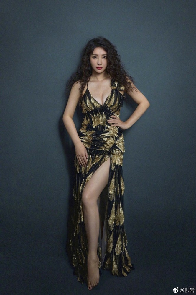 Gần 40 tuổi, 'siêu vòng 1' Liễu Nham vẫn gợi cảm hàng đầu showbiz Hoa ngữ - ảnh 3