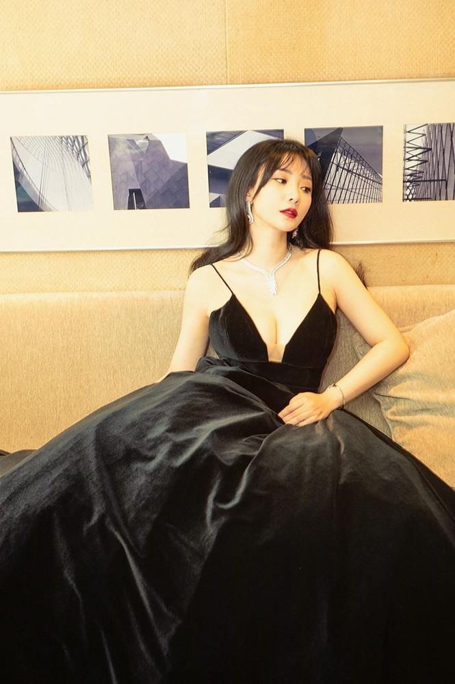 Gần 40 tuổi, 'siêu vòng 1' Liễu Nham vẫn gợi cảm hàng đầu showbiz Hoa ngữ - ảnh 13