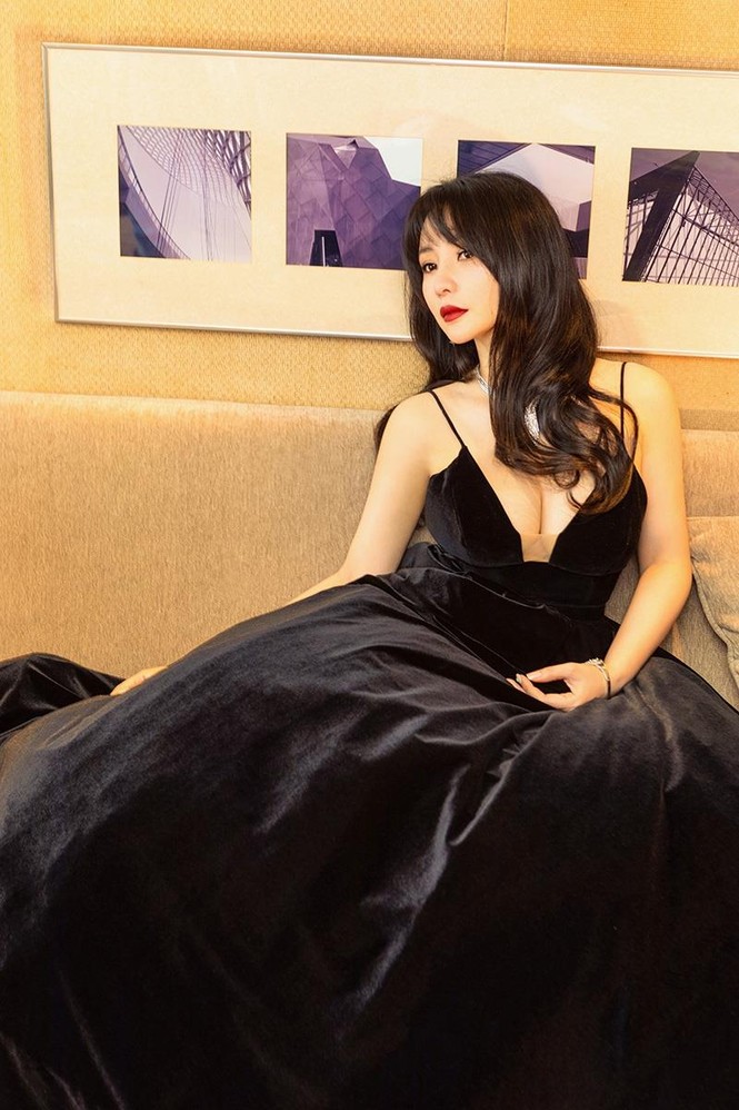 Gần 40 tuổi, 'siêu vòng 1' Liễu Nham vẫn gợi cảm hàng đầu showbiz Hoa ngữ - ảnh 14