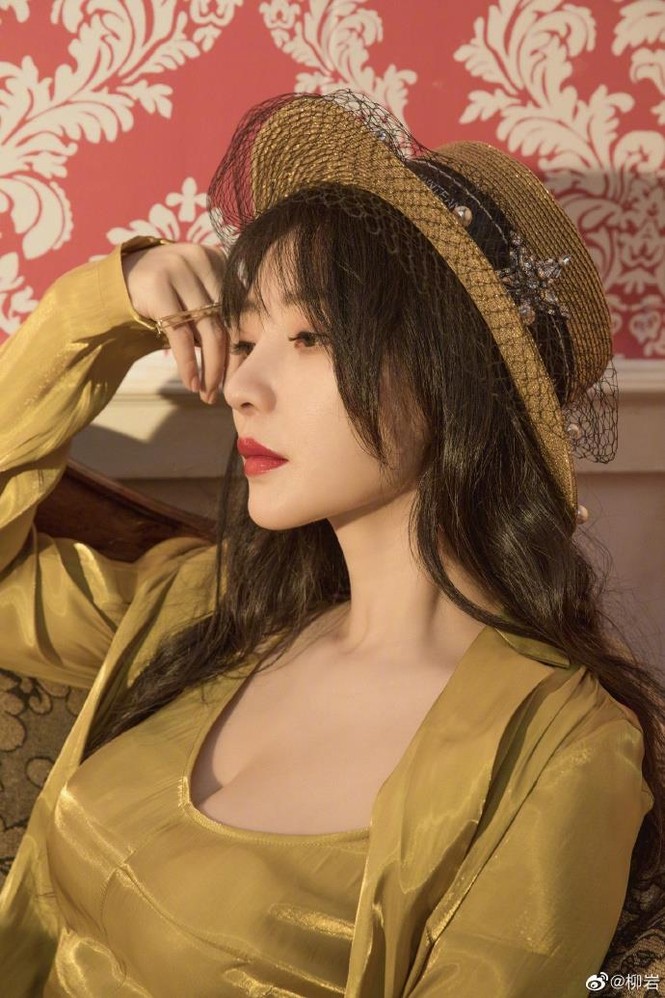 Gần 40 tuổi, 'siêu vòng 1' Liễu Nham vẫn gợi cảm hàng đầu showbiz Hoa ngữ - ảnh 10