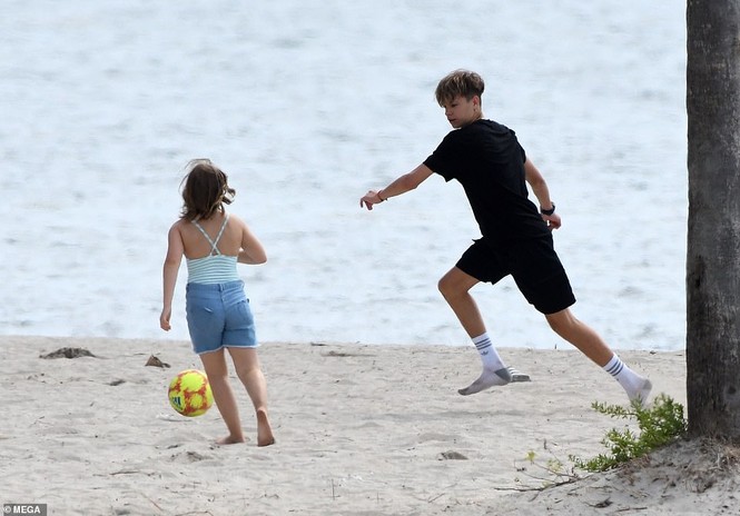 Cô út nhà Beckham bụ bẫm, đá bóng cùng các anh bên bờ biển - ảnh 10