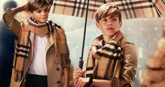 Cô út nhà Beckham bụ bẫm, đá bóng cùng các anh bên bờ biển - ảnh 12
