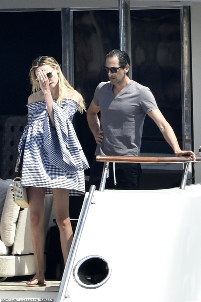 Mỹ nhân Nga Natasha Poly dáng thon thả chỉ sau 4 tháng sinh con - ảnh 8