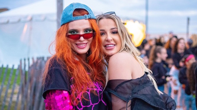 Người đẹp 9x Bella Thorne gợi cảm nuột nà trên biển - ảnh 8