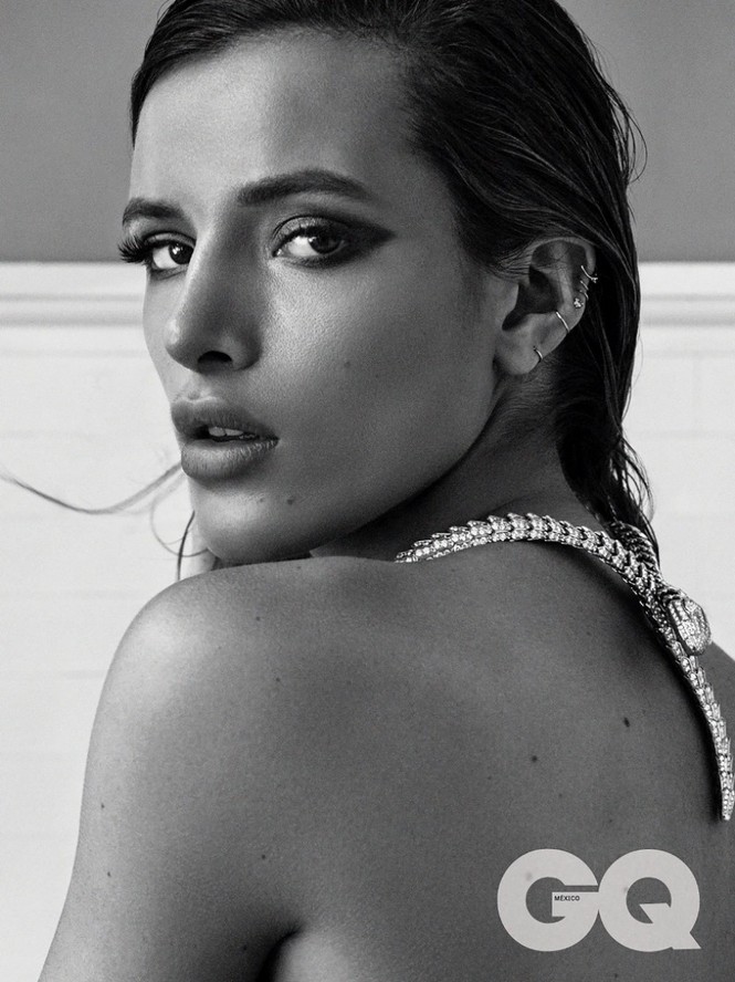 Người đẹp 9x Bella Thorne gợi cảm nuột nà trên biển - ảnh 6