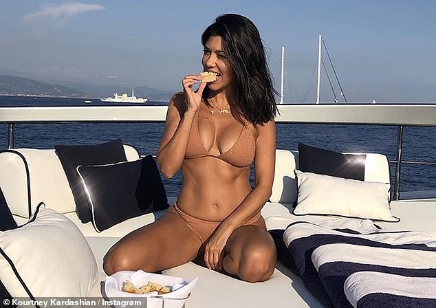 Mê mẩn dáng vóc nóng bỏng của chị cả 40 tuổi nhà Kim Kardashian - ảnh 11