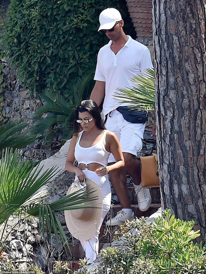Mê mẩn dáng vóc nóng bỏng của chị cả 40 tuổi nhà Kim Kardashian - ảnh 4