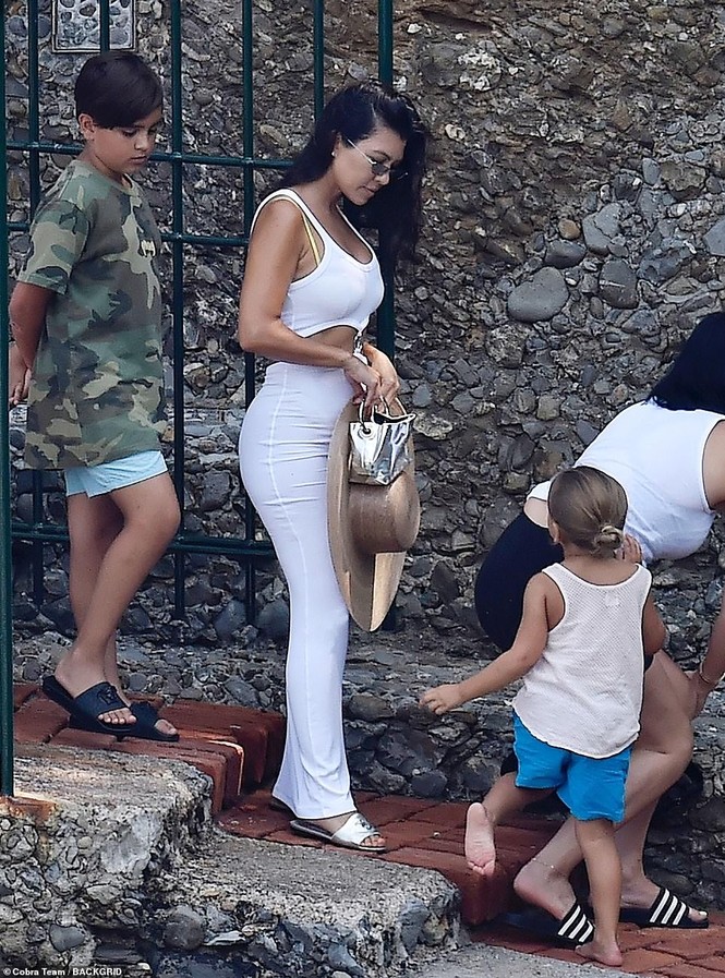 Mê mẩn dáng vóc nóng bỏng của chị cả 40 tuổi nhà Kim Kardashian - ảnh 5