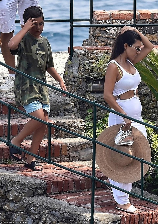 Mê mẩn dáng vóc nóng bỏng của chị cả 40 tuổi nhà Kim Kardashian - ảnh 8