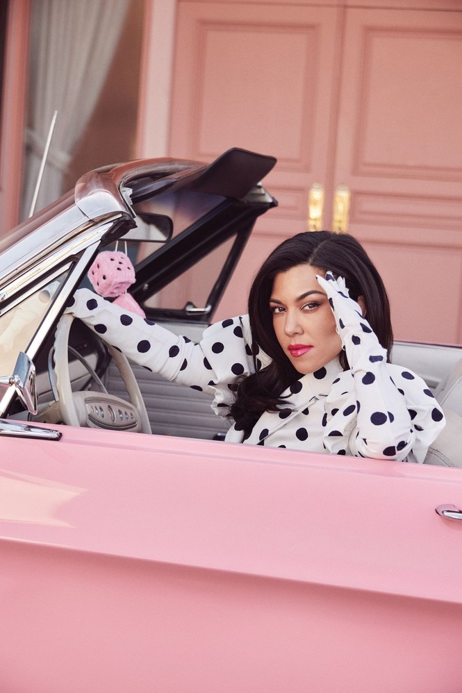 Mê mẩn dáng vóc nóng bỏng của chị cả 40 tuổi nhà Kim Kardashian - ảnh 19