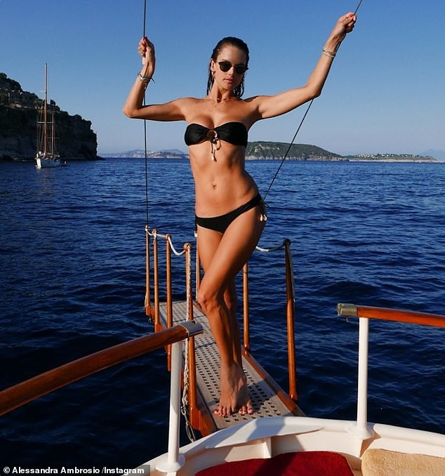 Alessandra Ambrosio quyến rũ 'vạn người mê' ở vùng biển Ý - ảnh 4
