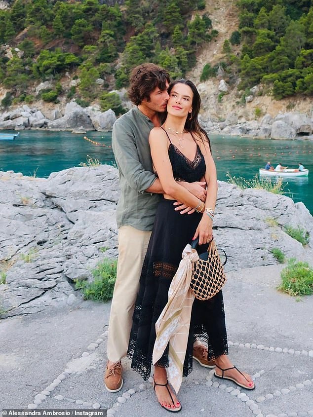 Alessandra Ambrosio quyến rũ 'vạn người mê' ở vùng biển Ý - ảnh 8