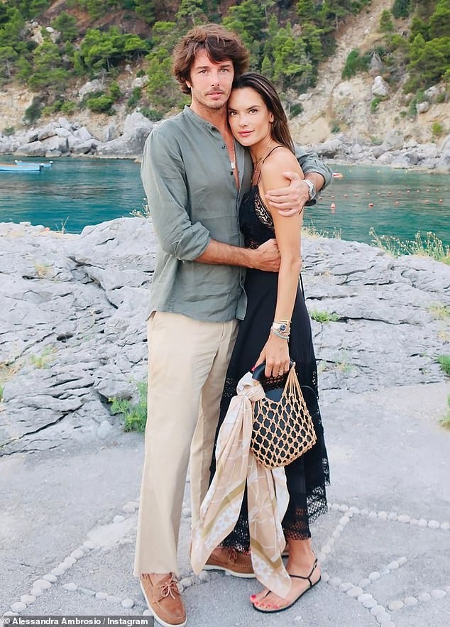 Alessandra Ambrosio quyến rũ 'vạn người mê' ở vùng biển Ý - ảnh 9