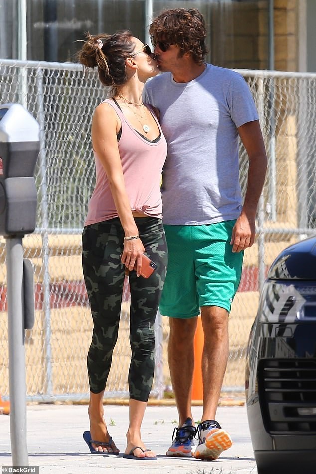 Alessandra Ambrosio quyến rũ 'vạn người mê' ở vùng biển Ý - ảnh 11