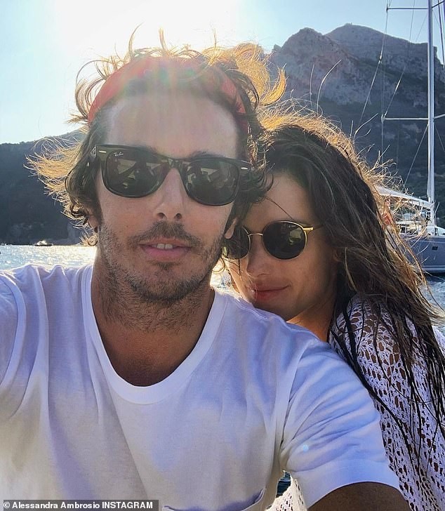 Alessandra Ambrosio quyến rũ 'vạn người mê' ở vùng biển Ý - ảnh 7